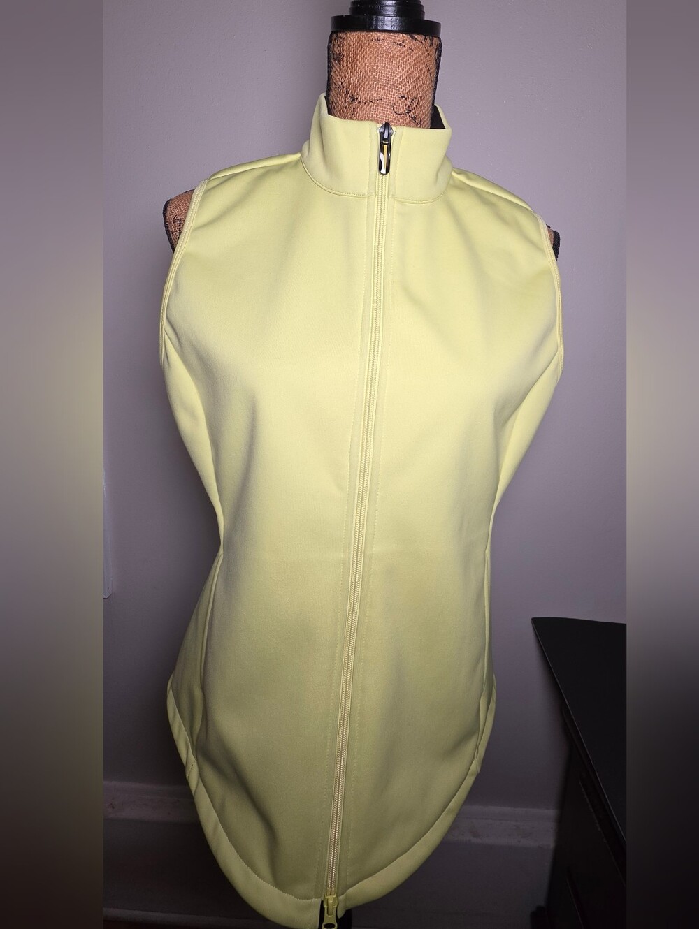 Greg Norman Collection Sleeveless Zip Shell in Pale Yellow